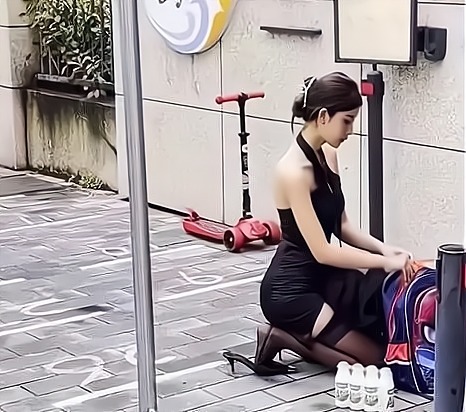 网红们|女子“浓妆艳抹”去接孩子,“佛媛”之后,“幼儿媛”又出现了?