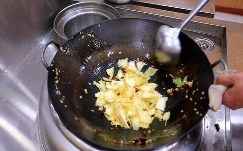 为啥饭店炒白菜那么好吃？原来多做了这1步，难怪又香又脆不出水