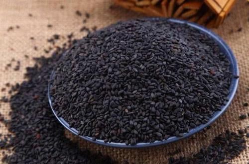 黑芝麻配一食材,半个月后,睡眠好了,头发变黑了,肾也年轻了