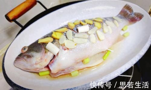 要点|做清蒸鲈鱼，学会“2不用3要点”，鱼肉更鲜嫩，不老柴不腥气