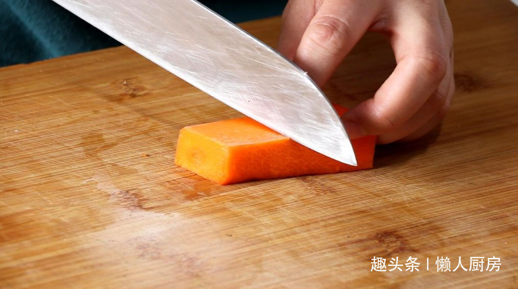 鹌鹑蛋别只会卤着吃,教你一种新做法,配上青红椒炒着吃