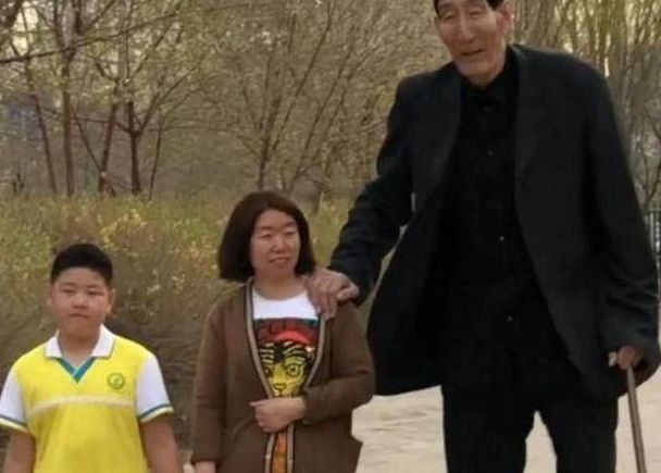 如今|“巨人”鲍喜顺老来得子，医生担心孩子的身高，如今一切正常