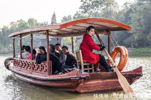 瘦西湖景区|最低调的江南美女，是扬州瘦西湖“船娘”，她们不仅仅会摇橹船