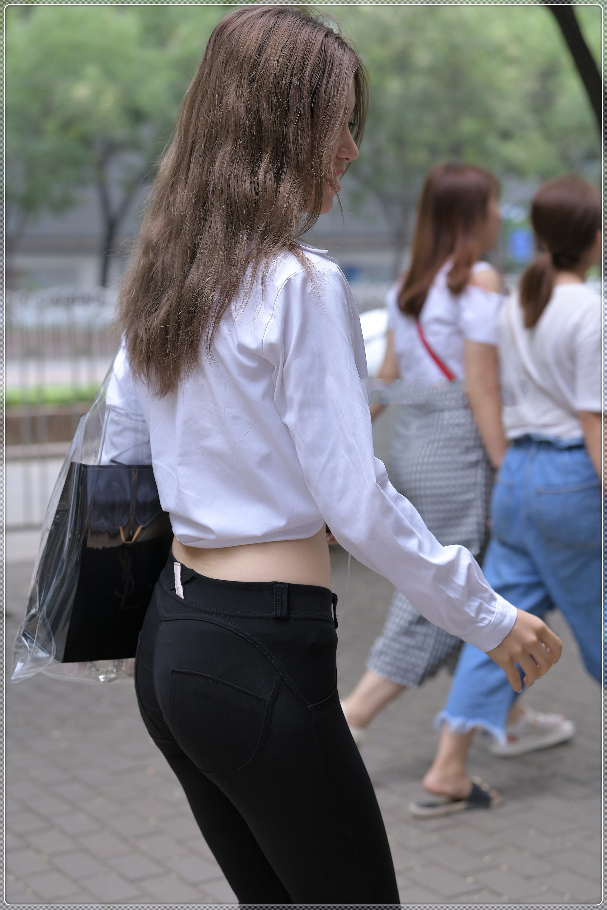 白色衬衫搭配小黑裤,简单经典,永不过时