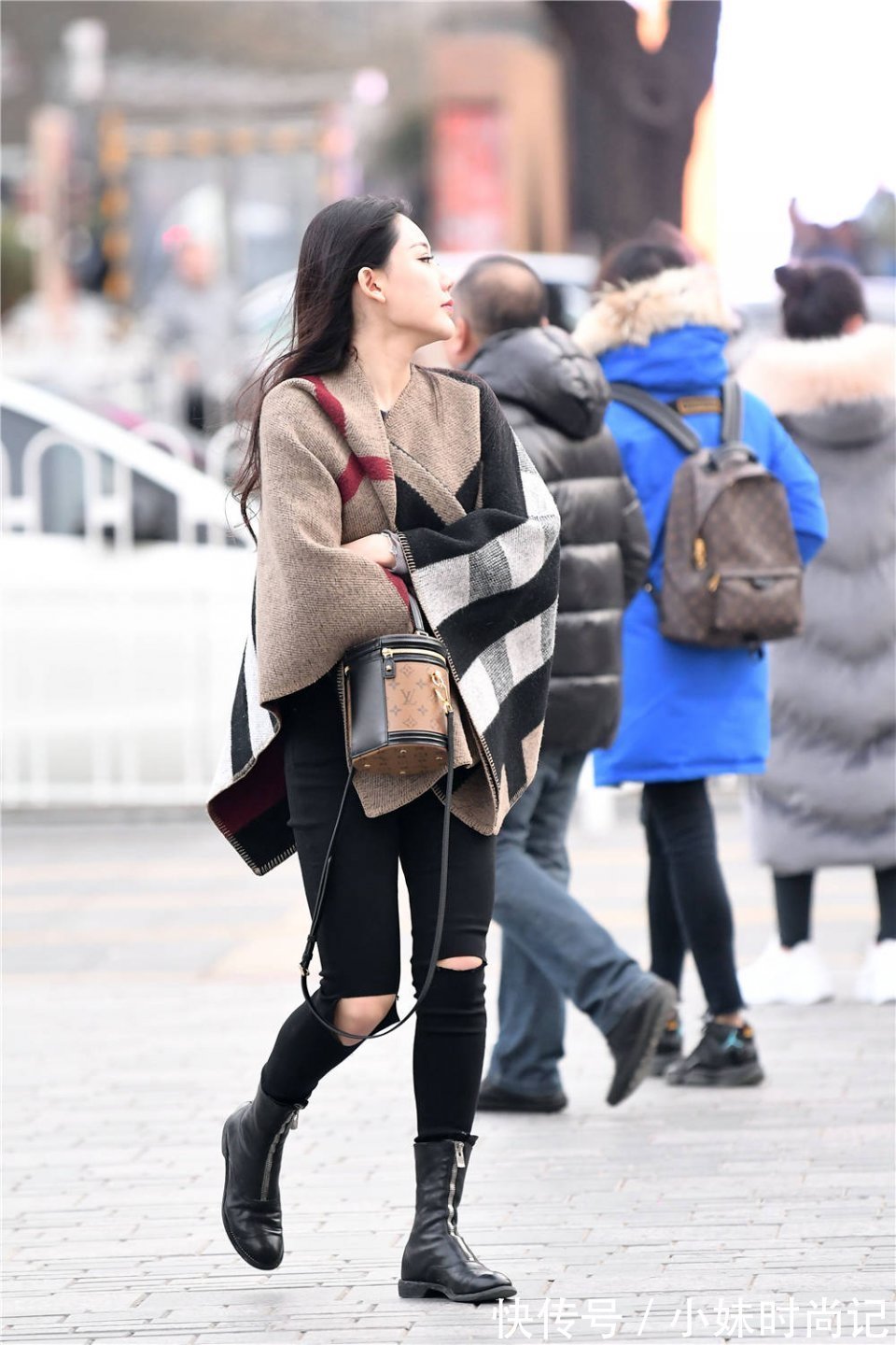 搭配 黑色破洞紧身牛仔裤,搭配拉链短靴,灰色格子外套,看着不保暖