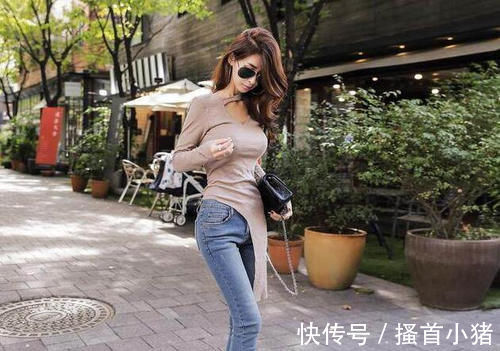 街拍|女神穿搭：小姐姐爱穿可爱的紧身牛仔裤，更显苗条身材！