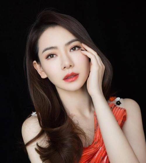 |搞笑外国人:长头发和长指甲的小烦恼!方便或美丽