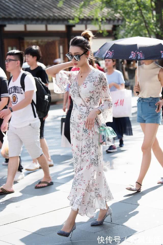 连衣裙|街拍：清新时尚的气质美女，柔美大方的连衣裙帅气大方，简约时尚