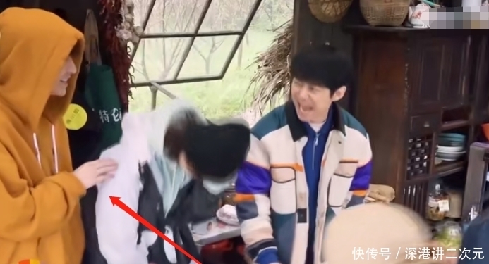 雨衣 《向往的生活》杨紫坐张艺兴拖拉机“副驾”,两人小动作不断超甜