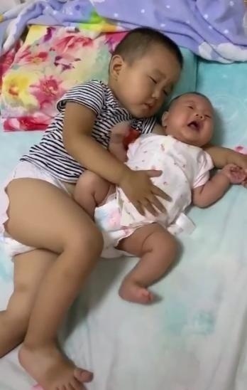 入睡|哥哥帮妈妈哄妹妹睡觉,结果成功哄睡自己,妈妈看到后哭笑不得