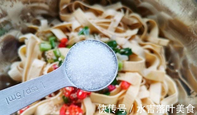 下饭|家常凉拌豆腐皮,2块钱做一大盘,鲜香下饭,大人孩子都爱吃!