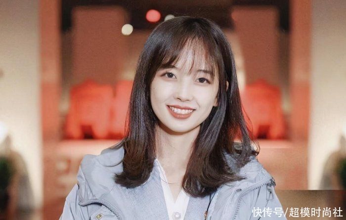 央视主持王冰冰汉服造型惊艳！穿白色刺绣汉服气质清纯，被夸绝美