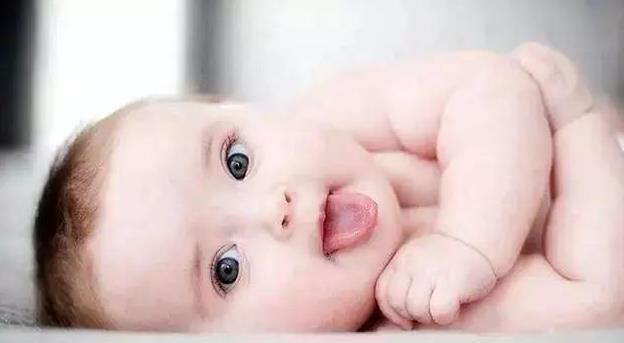 舌头|宝宝吐舌头,看起来可爱,可能却有这3个身体问题!宝妈要当心