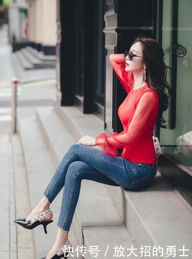 街拍花花衬衫衣配牛仔裤,魅力感十足