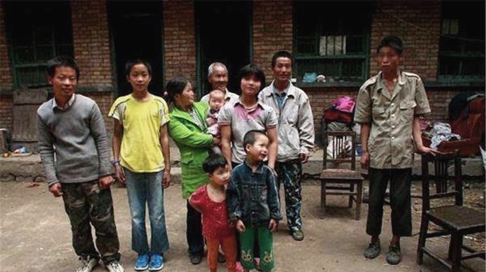 养活|29岁妈妈9年连生6个孩子,如今又怀孕,依靠丈夫3000元收入养活