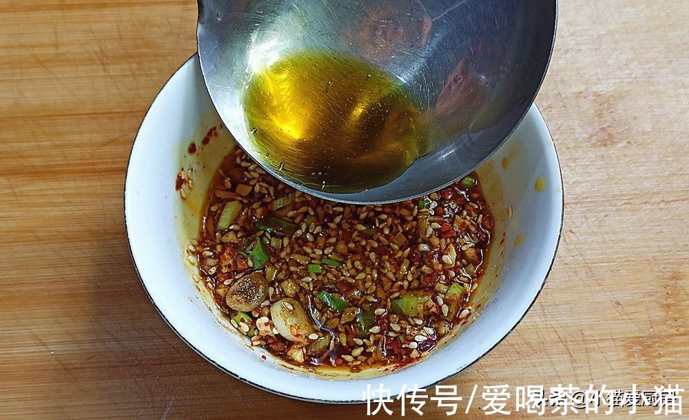 芹菜叶是个宝，丢掉可惜了，教你个特色吃法，清香爽口给肉不换