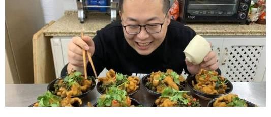 做菜|网络“盐王爷”,一个做菜把四袋盐当做一丢丢的魔性吃播