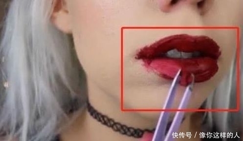 口红|女子直播涂200层口红，卸妆只能用镊子剥，网友：你是魔鬼吗？