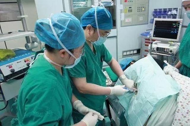 小花|90后孕妈怀孕35周,被迫剖腹产生下“绿娃娃”,医生怒斥太无知