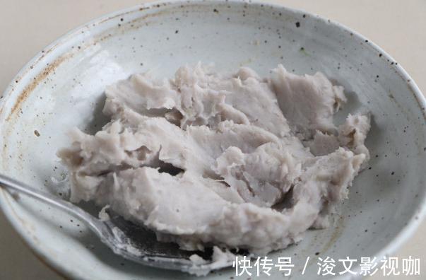 芋头做成的红糍粑，1块芋头1把糯米饭，软糯又香甜