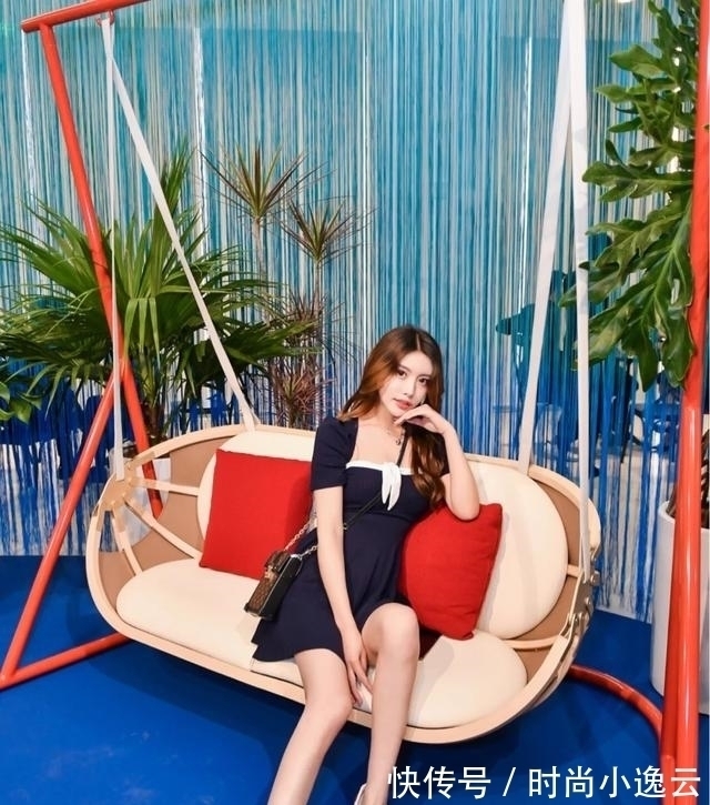 运动风 皮肤白皙的美女,一身浅蓝色连衣裙搭配,尽显优雅又迷人