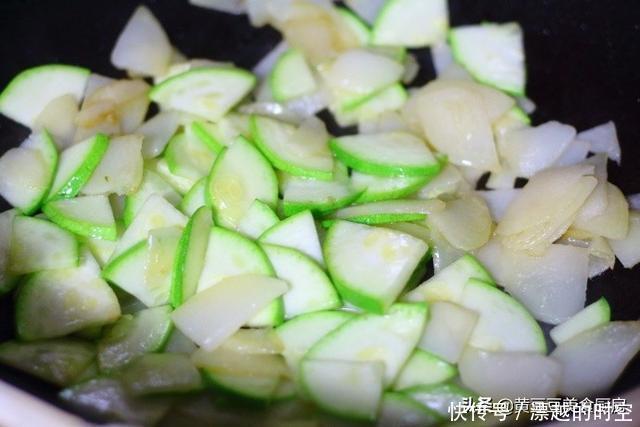 土豆别再炒土豆丝了，这种做法才是孩子最爱的，炒一盘都不够吃