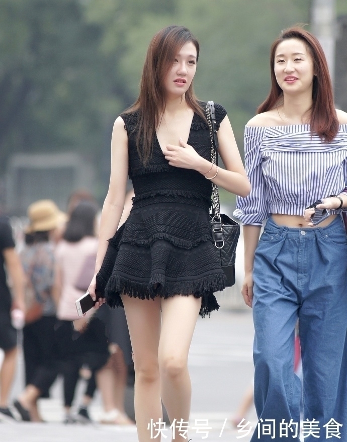 抹茶绿|街拍肤白貌美大长腿的小姐姐，紧身穿搭好性感，撩人心动！