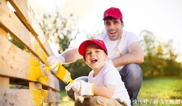 饺子皮|萌娃熟练地帮妈妈擀饺子皮走红!爸妈这样做,也能教育出同款孩子