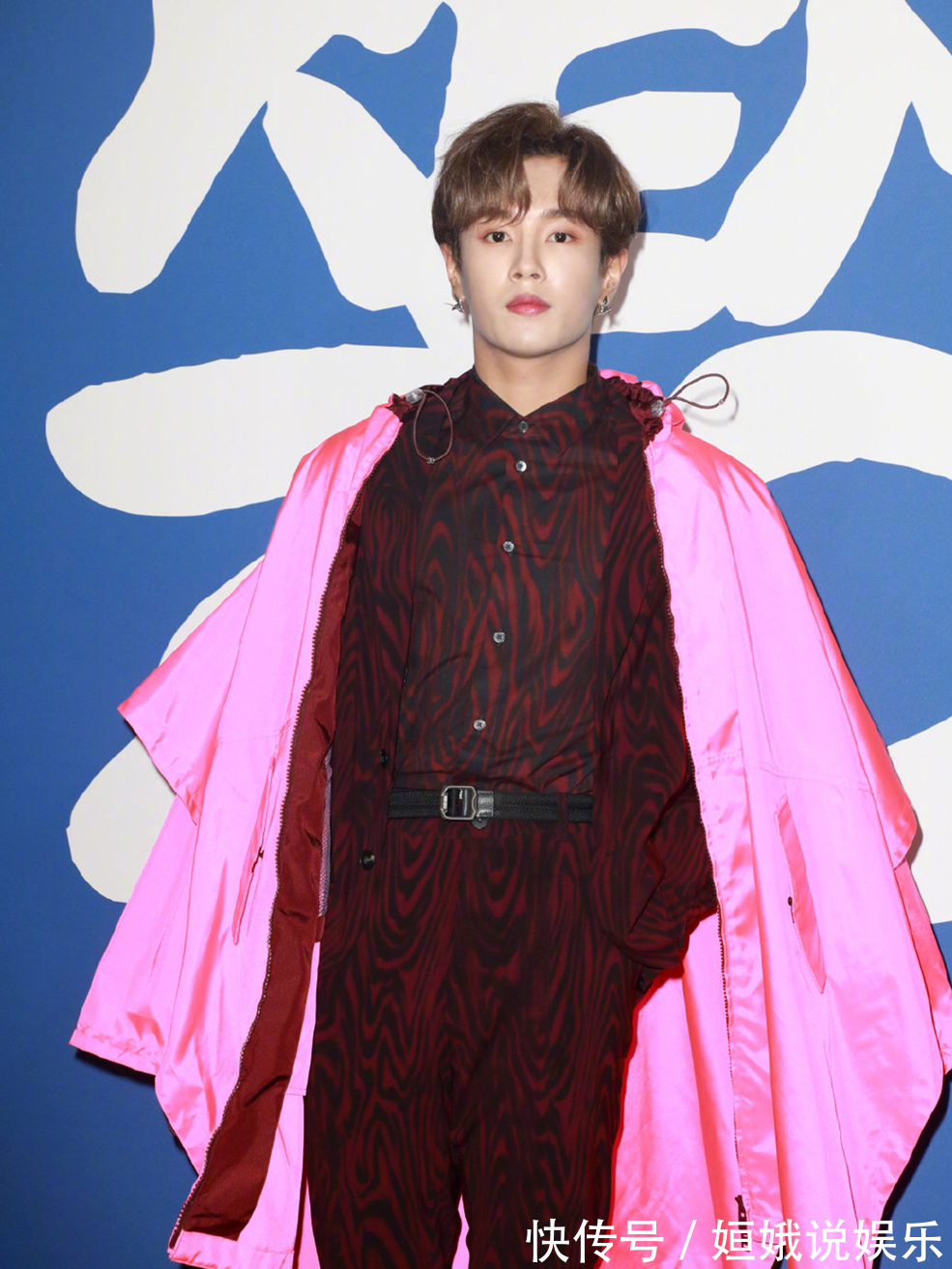 斑馬紋|李汶翰衣品成謎明明西裝造型這么帥,卻還硬要搭配熒光粉斗篷