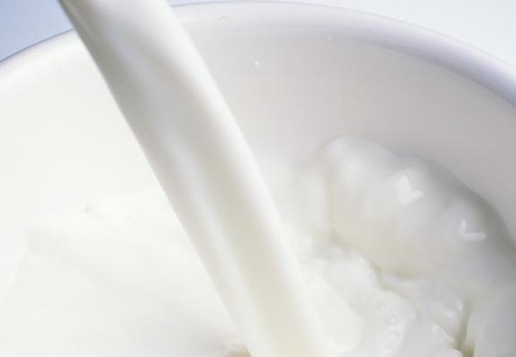 过期的牛奶不要扔了,这3个用途教你变废为宝,后悔现在才知道!