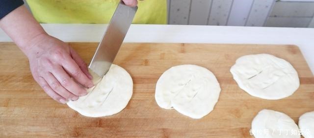 我家里祖传三代做油饼的配方,味道松软,放半个月不硬,太香了