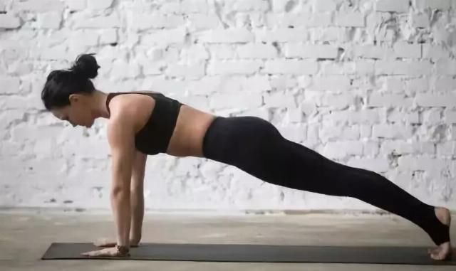 小密|这9组瑜伽体式做完，大肚腩变盈盈一握的细腰肢，你敢不敢试试