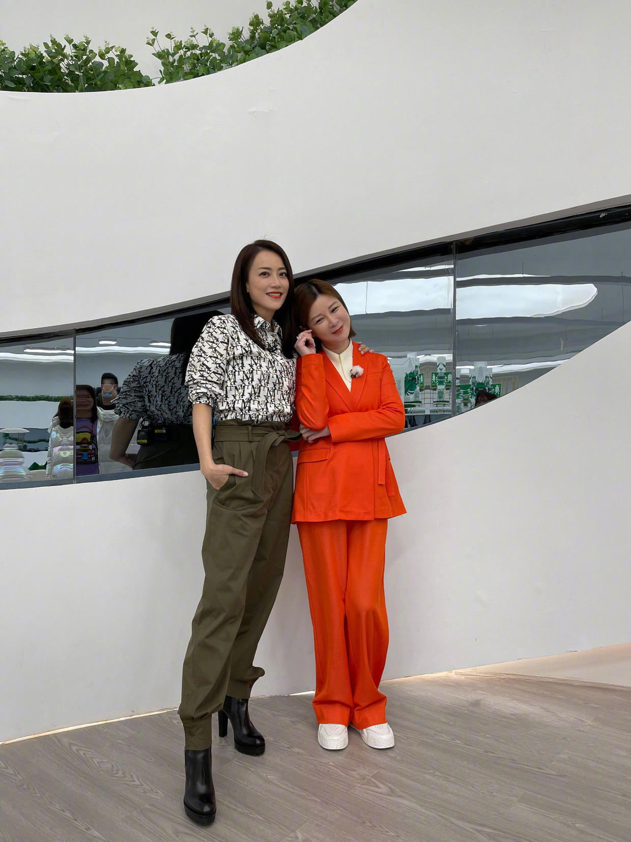 霍汶希气质真绝了！穿黑色西装套装高级干练，很有女企业家风范