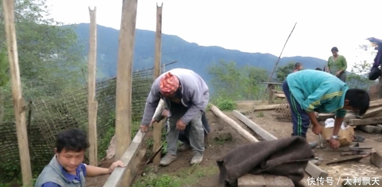 尼泊尔|尼泊尔山区农村建房子,主人砍五斤黑猪肉,红烧猪肉招待帮忙的