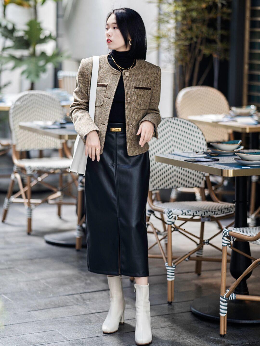 衬衫 一件简单的黑色大衣怎样穿出高级感?颜色搭配一定要选好,内搭绿色衬衫更时尚!