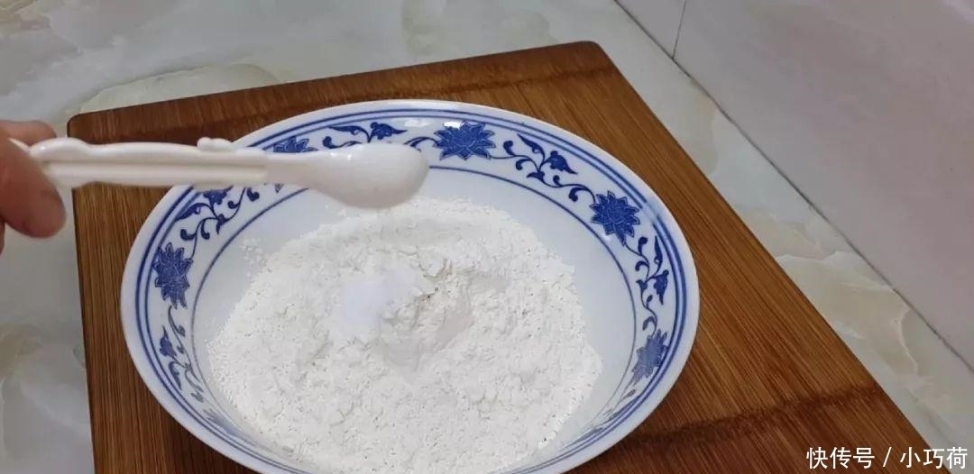 1斤韭菜, 2个鸡蛋, 不用一滴水, 比韭菜盒子都好吃, 放凉都不会硬