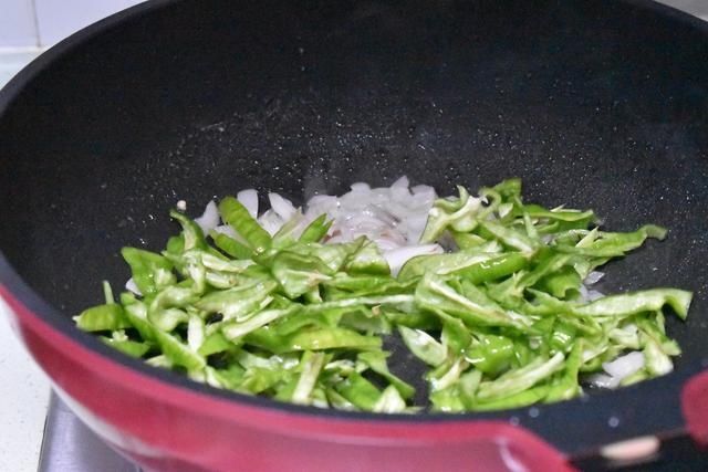 桂皮|猪身上这肉柔韧又脆富含胶质，先卤后炒味道鲜香，美容下酒棒极了