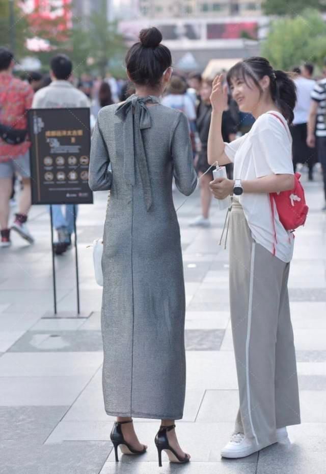 脖子|灰色开叉长裙“高级感”满满,灰色纱布“缠”脖子上更有贵妇魅力