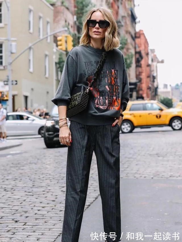 搭配 运动鞋的大势已去,当下正流行“卫衣+短靴”,新潮保暖,很好看!