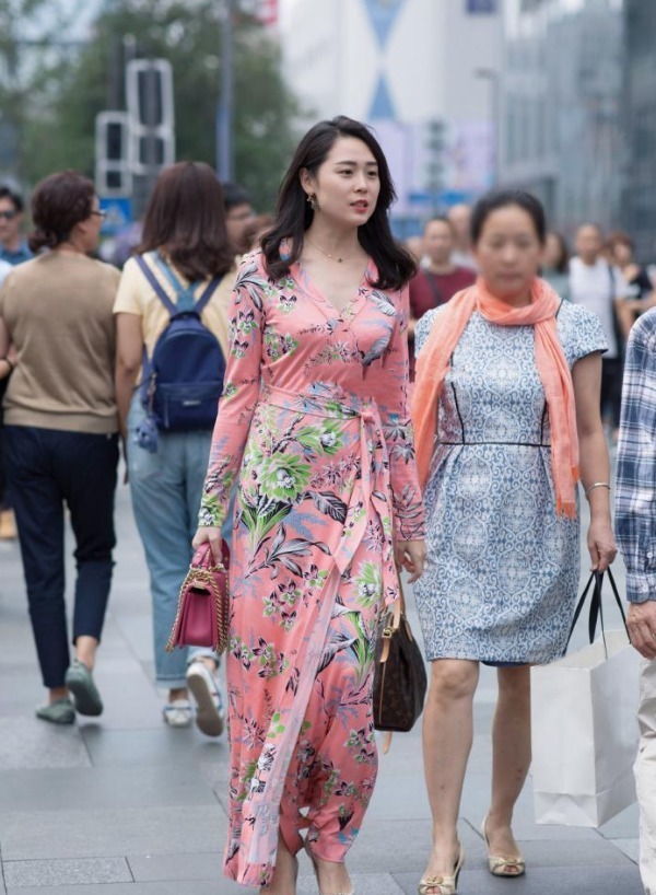 蕾丝|小姐姐这条长裙像戏服,具有别致韵味