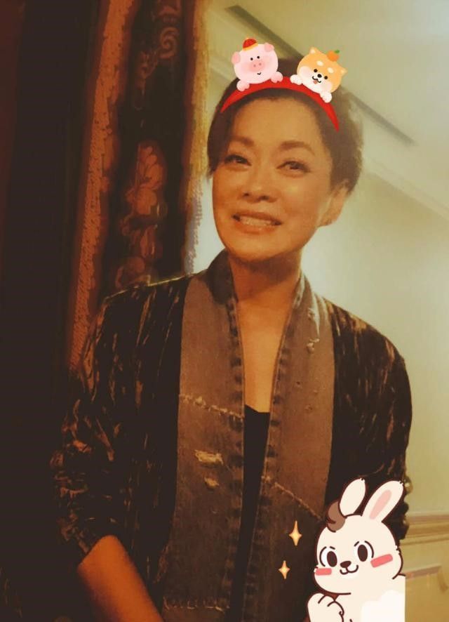 老太太|毛阿敏59岁真实不假,脸出油皮肤焉瘪,就是个普通老太太