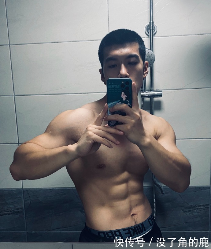 麒麟臂|爱健身的90后，胸肌发达麒麟臂健壮，在健身房常丢衣服！