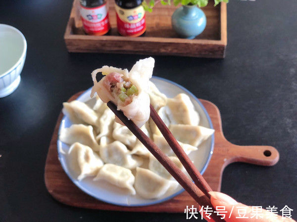 芹菜水饺|芹菜水饺中午刚做完，晚上又想吃了