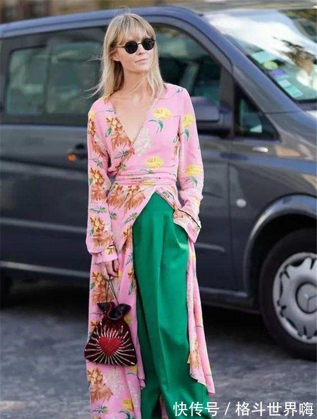 红毯 “暮光女”挺保守,罕见穿裙装配高跟鞋走红毯,里面还加了条长裤!