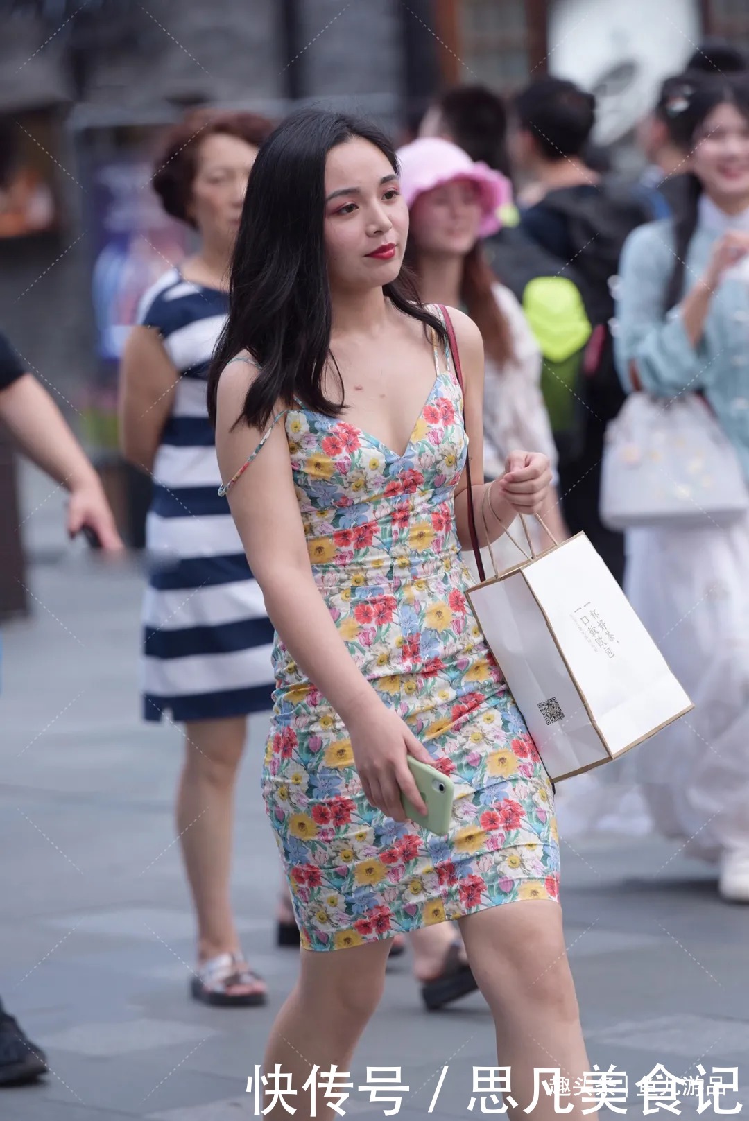 美女|街拍:红黄蓝三色放在美女吊带连衣裙中,花朵图案格外吸睛
