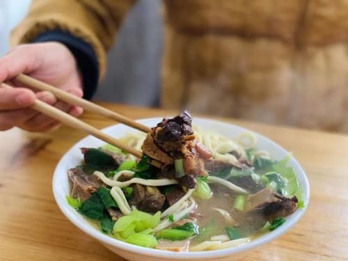  美食|一位难求!宁波这家街边小馆,每天中午挤满人!十多年来只做这类美食…