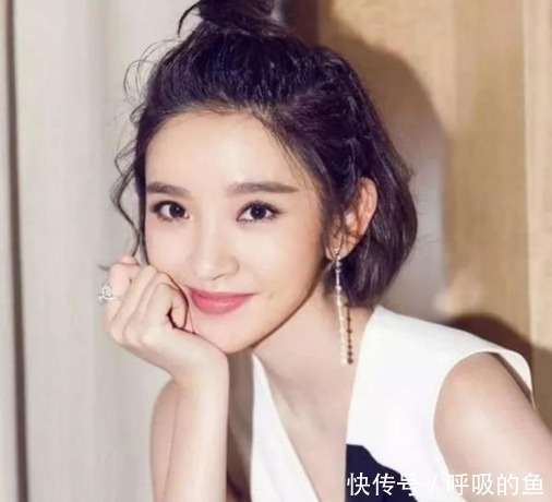 丸子头已经不实行了，今年流行苹果头，减龄显脸小