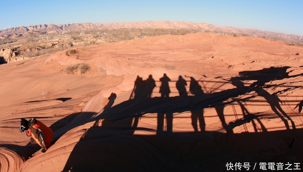 中国的波浪谷 红色石头像泥石流一样 呈现出一种流水状 美极了