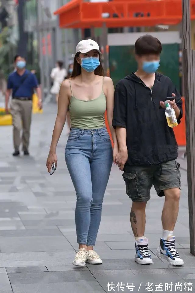 通勤装 日常通勤也要时尚有个性,草色吊带背心+牛仔裤,穿出清新迷人范