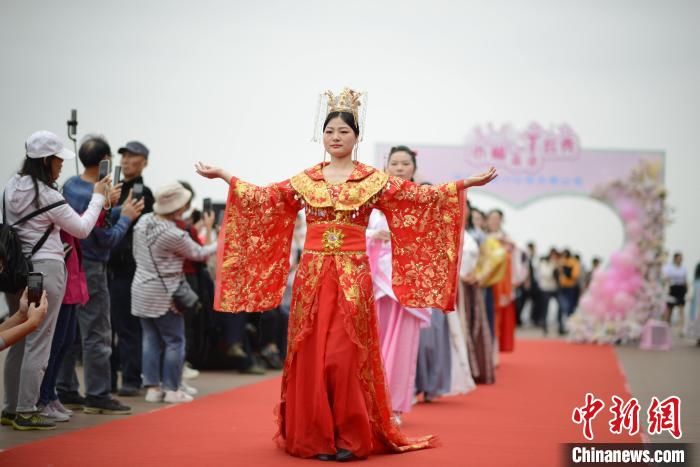 建筑女工“T台秀”打卡珠海“网红步道”